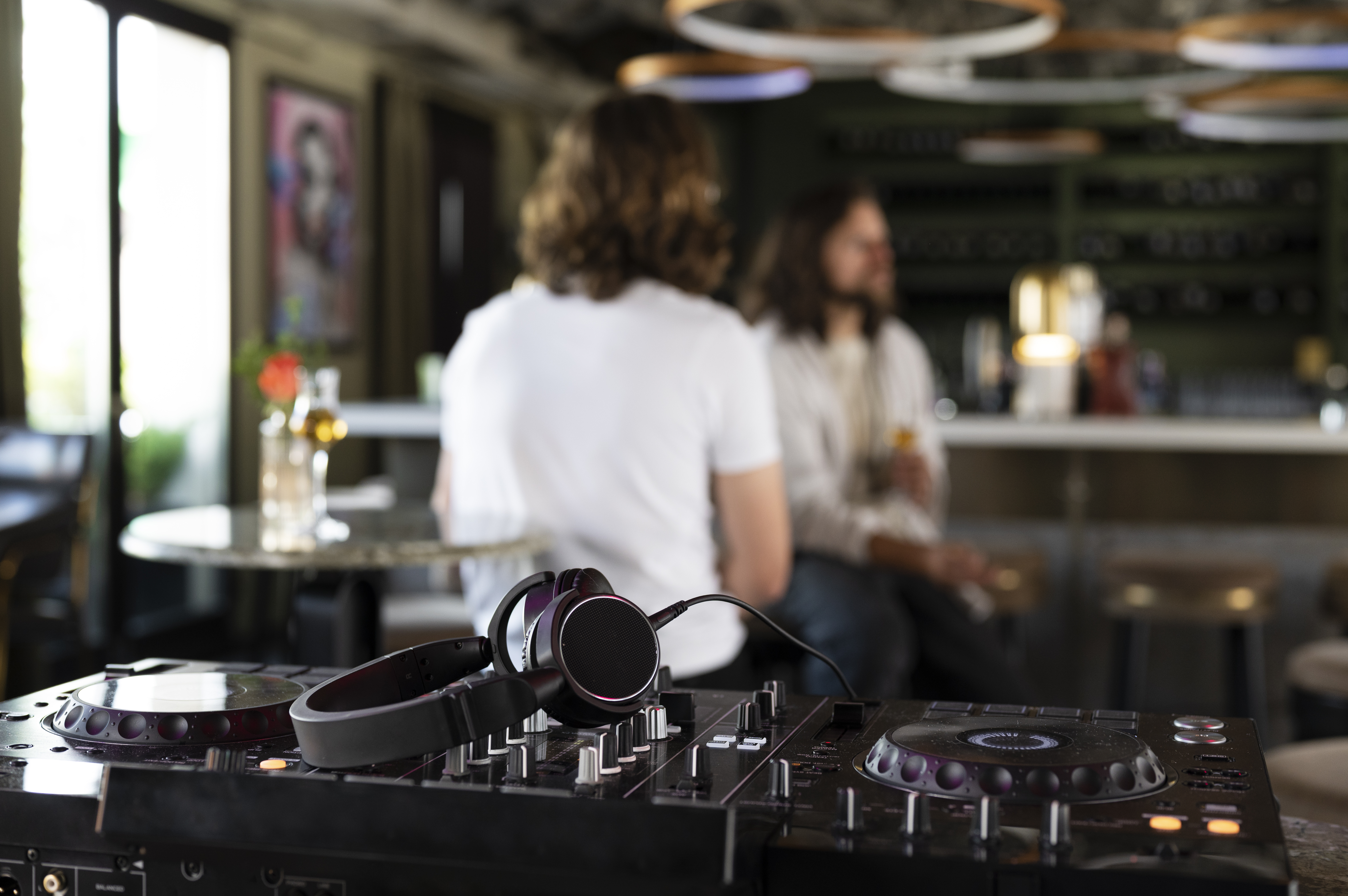 Hoe The DJ Agent DJ Plaatsing Vereenvoudigt voor Bedrijfsevenementen en Horeca in Noord-Holland